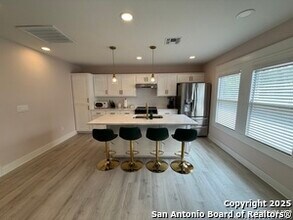120 Magnolia Dr in San Antonio, TX - Building Photo - Building Photo