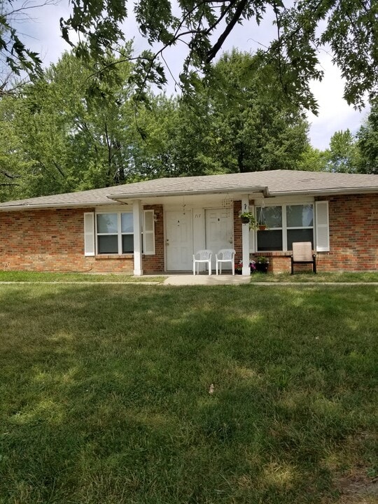 717 Demaret Dr in Columbia, MO - Building Photo