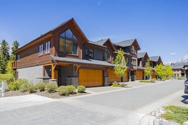 33 Creekside Mews in Canmore, AB - Building Photo - Building Photo