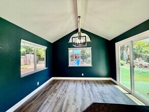 1324 Kingswood Dr in Roseville, CA - Building Photo - Building Photo