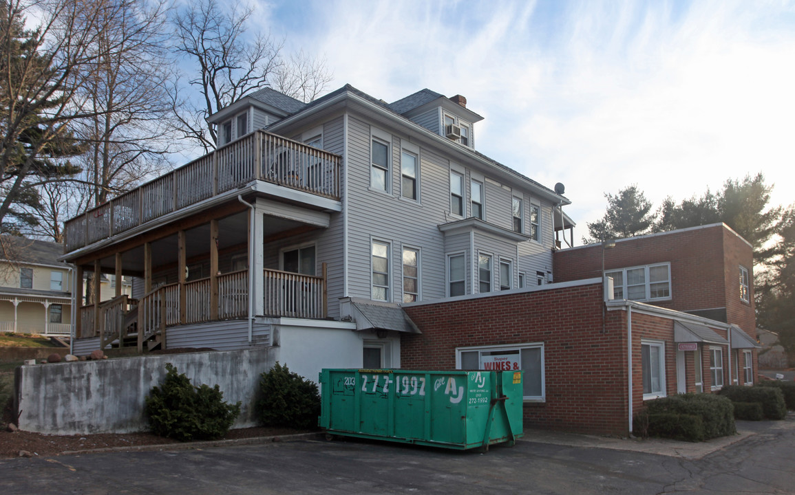 435 W Main St in Cheshire, CT - Building Photo