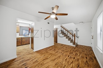 5893 N Castlegate Dr in Atlanta, GA - Foto de edificio - Building Photo