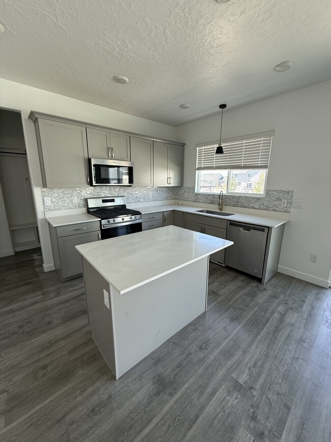 838 S Criddle Rd in Syracuse, UT - Building Photo - Building Photo