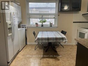 124 Overture Rd in Toronto, ON - Building Photo - Building Photo