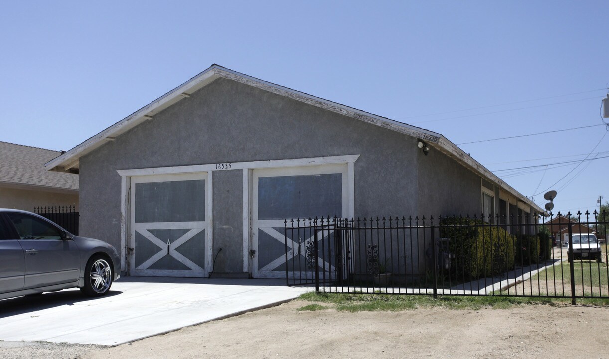 16535 Pine St in Hesperia, CA - Foto de edificio