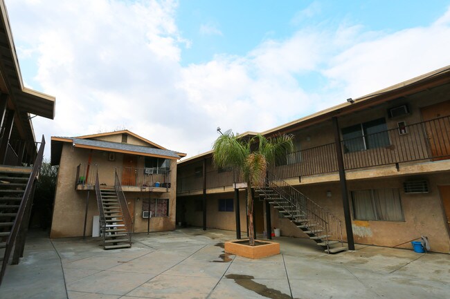 Country Village Apartments in Lamont, CA - Building Photo - Building Photo