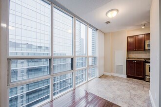 30-PH30 Grand Trunk Crescent in Toronto, ON - Building Photo - Building Photo