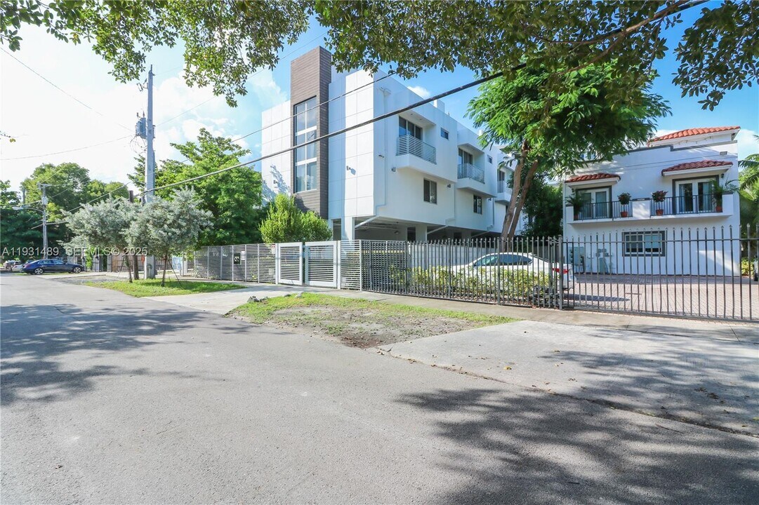 2947 Coconut Ave in Miami, FL - Building Photo