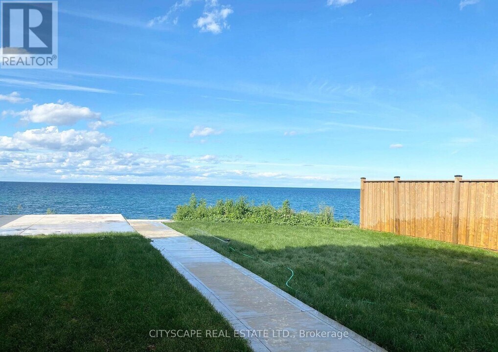 48 Seabreeze Crescent in Hamilton, ON - Building Photo