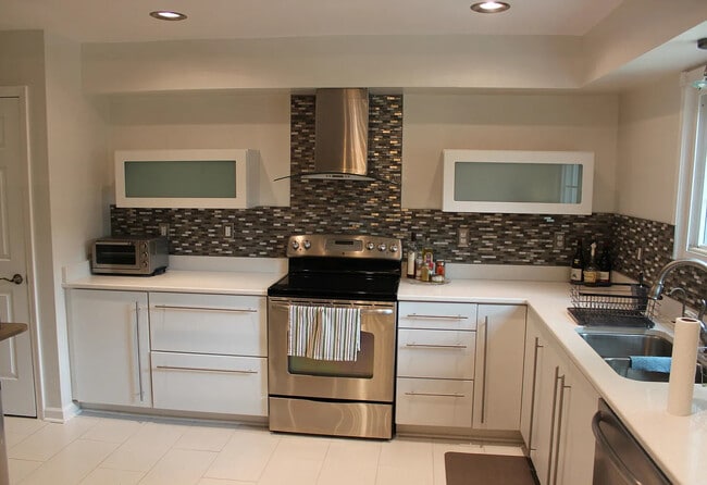 916 Hoover Village Dr
