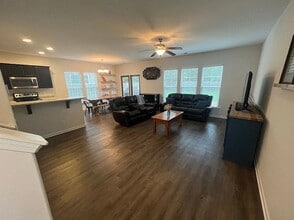 174 Calm Oaks Cir in Savannah, GA - Building Photo - Building Photo