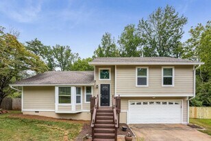 9745 Loblolly Ln in Roswell, GA - Building Photo