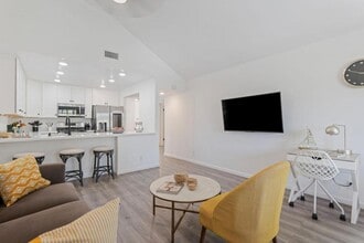 325 Ladera St in Santa Barbara, CA - Building Photo - Building Photo