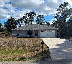 3733 Kitty Hawk Dr in Ft. Myers, FL - Building Photo