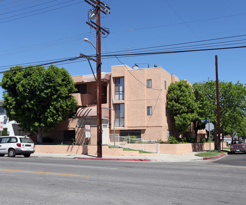 5304 Kester Ave in Sherman Oaks, CA - Building Photo