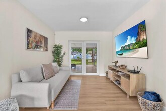 8225 SW 39th St in Miami, FL - Building Photo - Building Photo