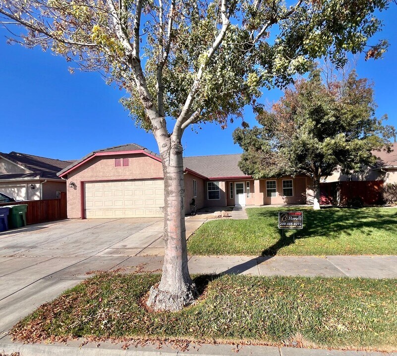 1498 Quail St in Los Banos, CA - Building Photo
