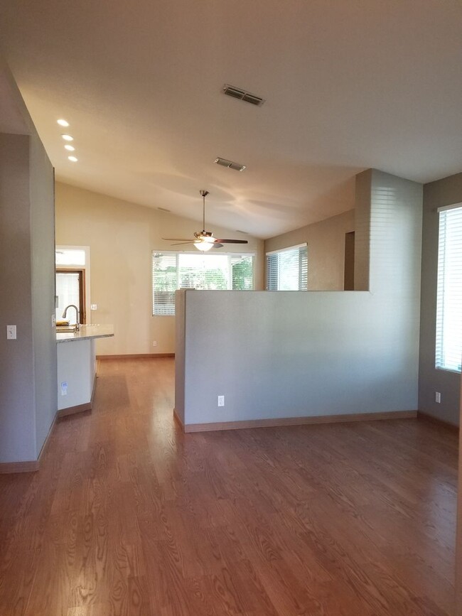 8420 Anthemis Ct in Elk Grove, CA - Foto de edificio - Building Photo