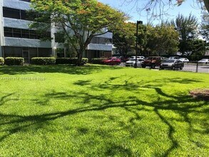 10854 N Kendall Dr in Miami, FL - Building Photo - Building Photo