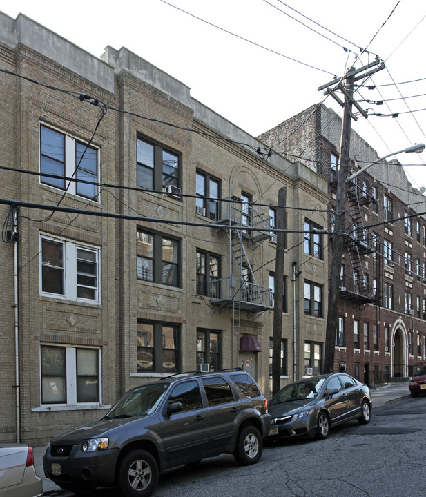 100 Waldo Ave in Jersey City, NJ - Foto de edificio