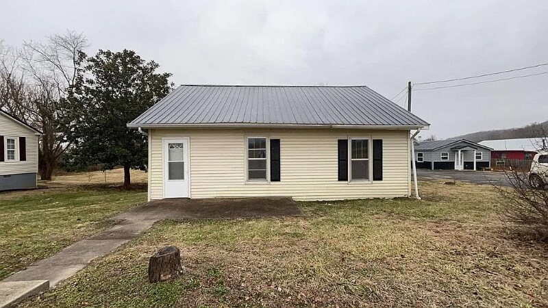 409 Mammoth Cave St in Cave City, KY - Building Photo