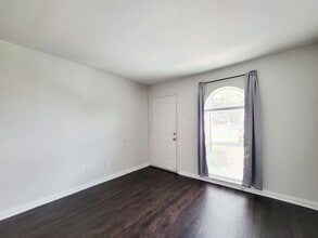 101 Brookside Ln in Sealy, TX - Building Photo - Building Photo