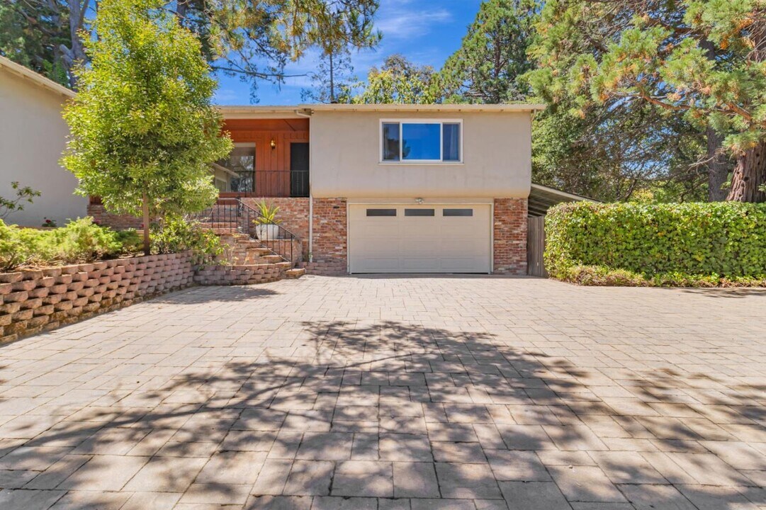 940 Black Mountain Rd in Hillsborough, CA - Building Photo