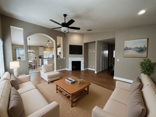 8340 Lake Willow Way in Elk Grove, CA - Foto de edificio - Building Photo