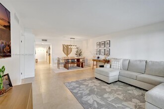340 Racquet Club Rd in Weston, FL - Building Photo - Building Photo