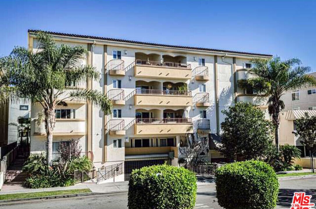 1828 Glendon Ave-Unit -PH3 in Los Angeles, CA - Building Photo