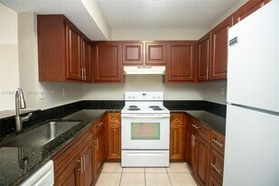9491 Palm Cir S, Unit 101 in Pembroke Pines, FL - Building Photo