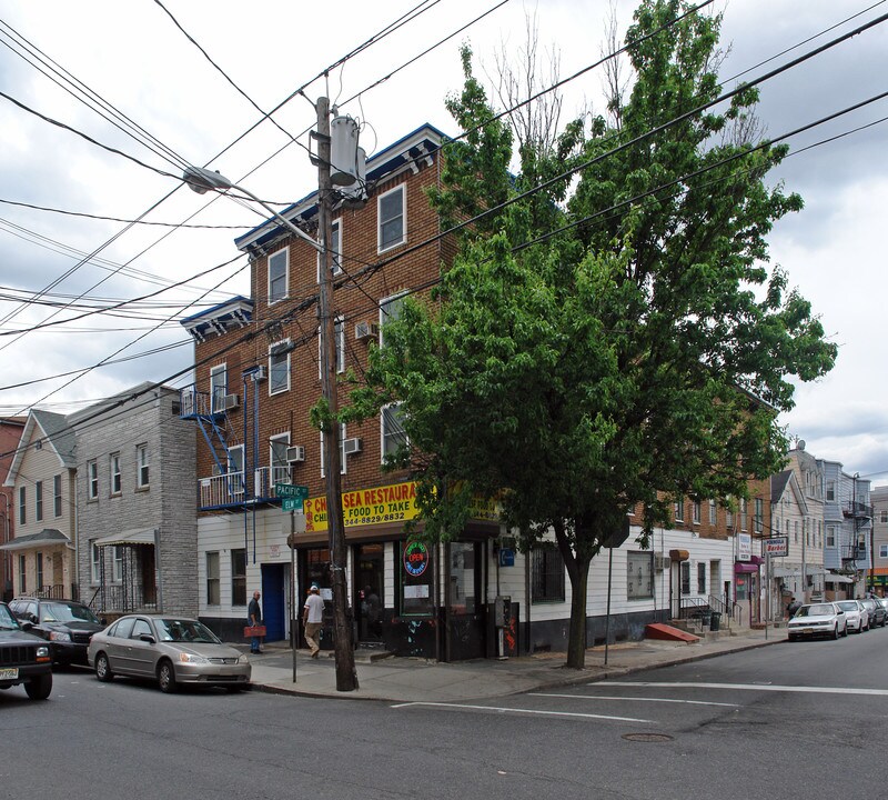 136 Elm St in Newark, NJ - Building Photo