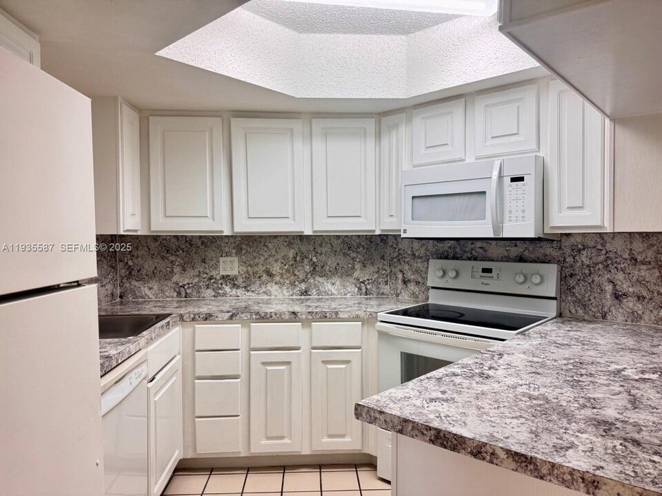 8245 Lake Dr in Doral, FL - Building Photo