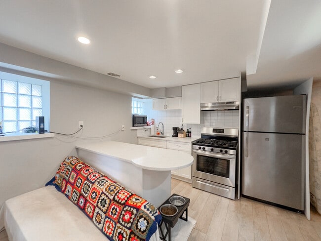 2046 W Iowa St, Unit G1