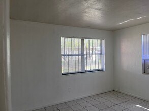 2541 York St in Opa Locka, FL - Building Photo - Building Photo