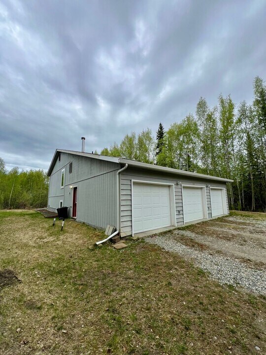 1370 Carat Loop-Unit -#2 in North Pole, AK - Building Photo