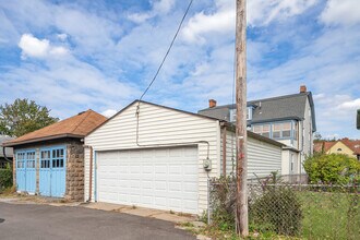 713 Clinton Pl in Pittsburgh, PA - Foto de edificio - Building Photo