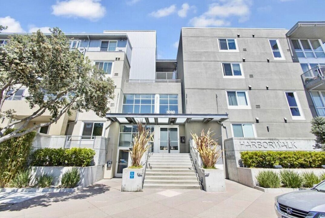 3090 Glascock St, Unit 204 in Oakland, CA - Building Photo