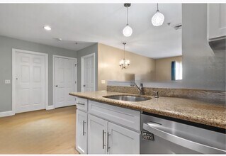 360 Revere Beach Blvd, Unit 313 in Revere, MA - Foto de edificio - Building Photo