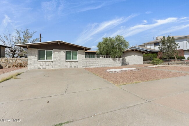 4871 Los Reales Dr in El Paso, TX - Building Photo - Building Photo