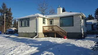 5138-5149 49 St in Olds, AB - Building Photo