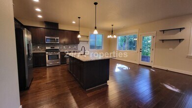 9940 SW Old Weir Rd in Beaverton, OR - Building Photo - Building Photo