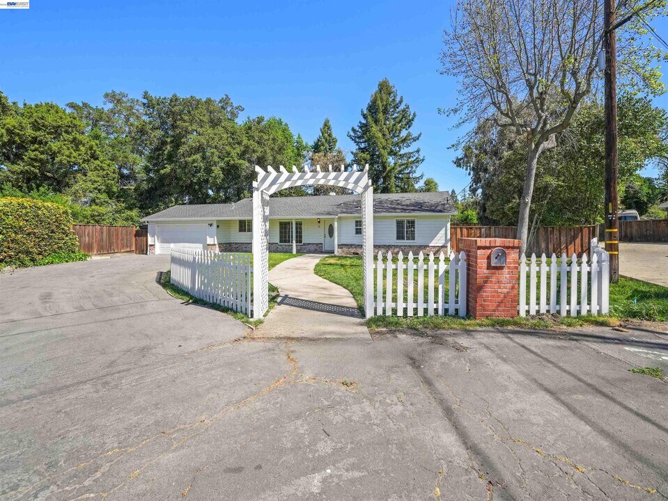 72 Orchard Ct in Alamo, CA - Building Photo