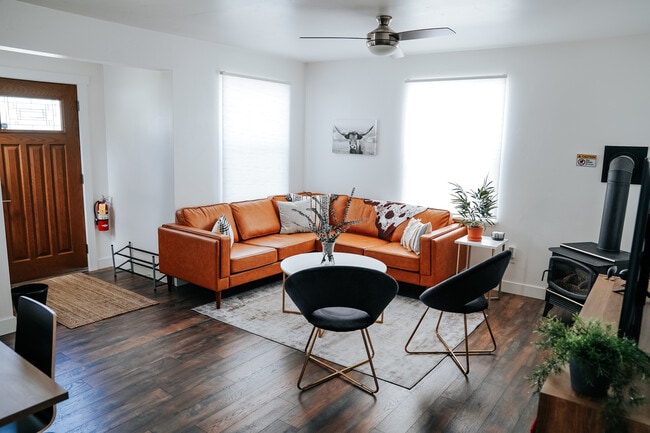 525 8th Ave W, Unit Home