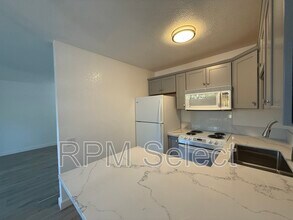 2294 Woodside Ln in Sacramento, CA - Building Photo - Building Photo