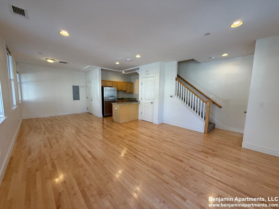 108 2nd St, Unit 104 in Cambridge, MA - Foto de edificio