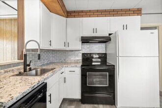 1515 Longwood Dr in Mayfield Heights, OH - Foto de edificio - Building Photo