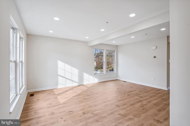 2036 S Anvil Ln in Temple Hills, MD - Foto de edificio - Building Photo