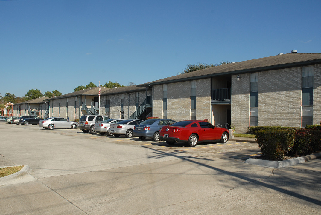 Pinedale Apartments in Beaumont, TX - Building Photo