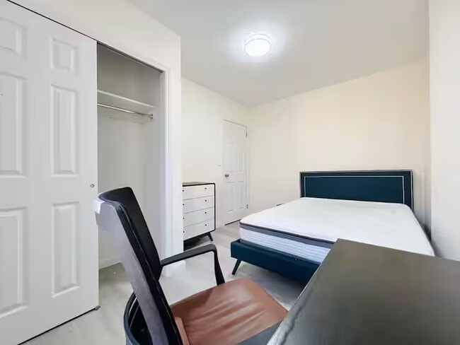Furnished room/NOT APARTMENT in Queens, NY - Building Photo - Building Photo